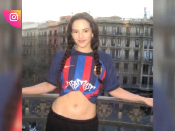 Rosalía vuelve a hacer historia al colocar ‘Motomami’ en la equipación del F.C. Barcelona