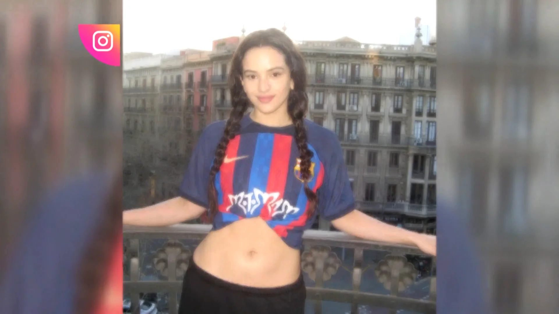 Rosalía vuelve a hacer historia al colocar ‘Motomami’ en la equipación del F.C. Barcelona Rosalía vuelve a hacer historia al colocar ‘Motomami’ en la equipación del F.C. Barcelona