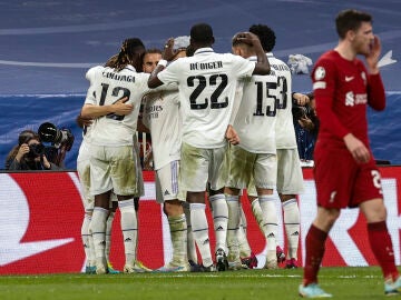 Los jugadores del Real Madrid celebran el gol de Benzema ante el Liverpool