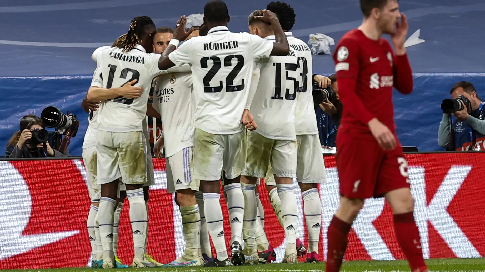 Los jugadores del Real Madrid celebran el gol de Benzema ante el Liverpool Los jugadores del Real Madrid celebran el gol de Benzema ante el Liverpool