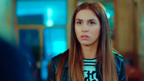 Lila y Zehra descubren que la madre de las Yilmaz es… ¡pitonisa! Lila y Zehra descubren que la madre de las Yilmaz es… ¡pitonisa!