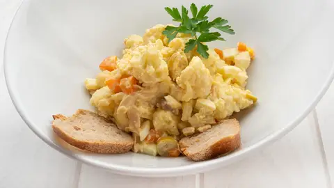 ¡Baja en calorías! Ensaladilla de coliflor y bonito, de Karlos Arguiñano ¡Baja en calorías! Ensaladilla de coliflor y bonito, de Karlos Arguiñano