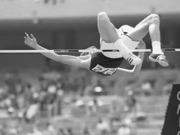 Dick Fosbury ejecuta su revolucionaria técnica Dick Fosbury ejecuta su revolucionaria técnica