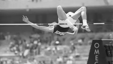 Dick Fosbury ejecuta su revolucionaria técnica Dick Fosbury ejecuta su revolucionaria técnica