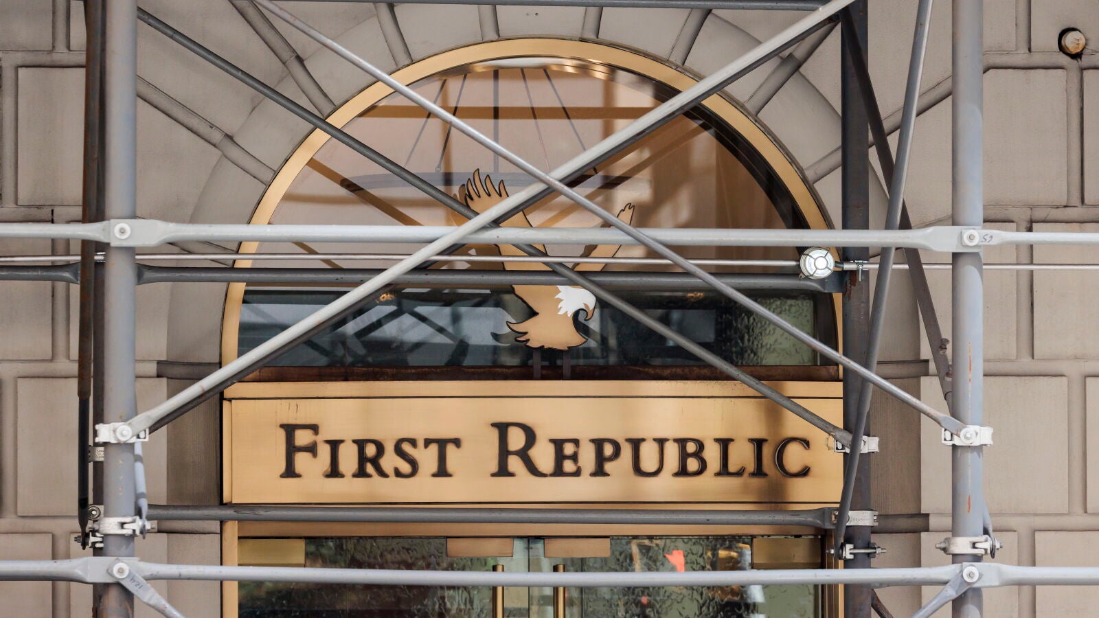 El banco estadounidense First Republic vuelve a estar en el ojo del huracán: se desploma un 49%