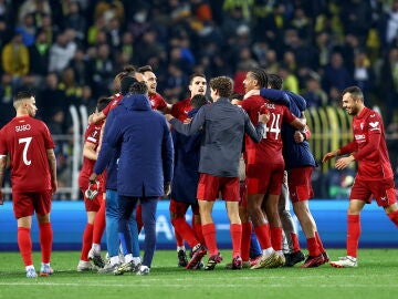 Los jugadores del Sevilla celebran el pase a cuartos de final