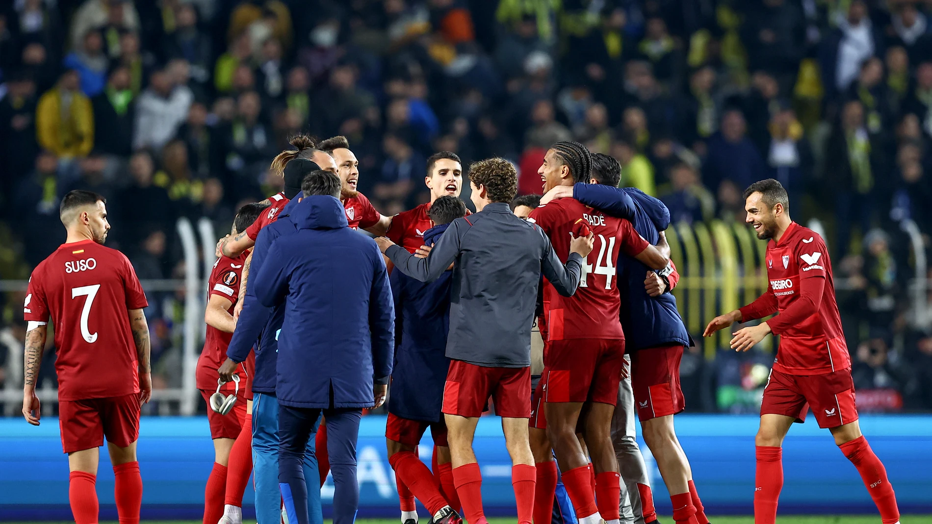 Los jugadores del Sevilla celebran el pase a cuartos de final