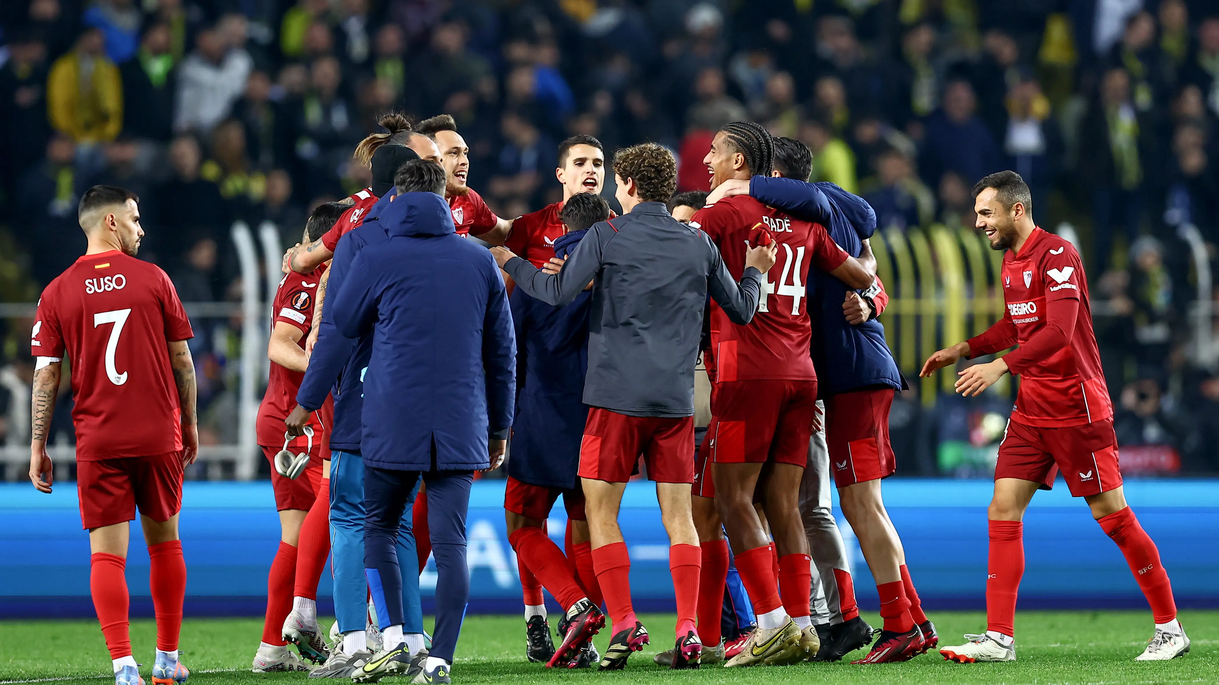 Los jugadores del Sevilla celebran el pase a cuartos de final Los jugadores del Sevilla celebran el pase a cuartos de final