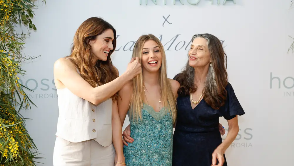 Olivia y María con su madre