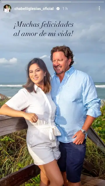 Chábeli Iglesias felicitando a su marido Chábeli Iglesias felicitando a su marido
