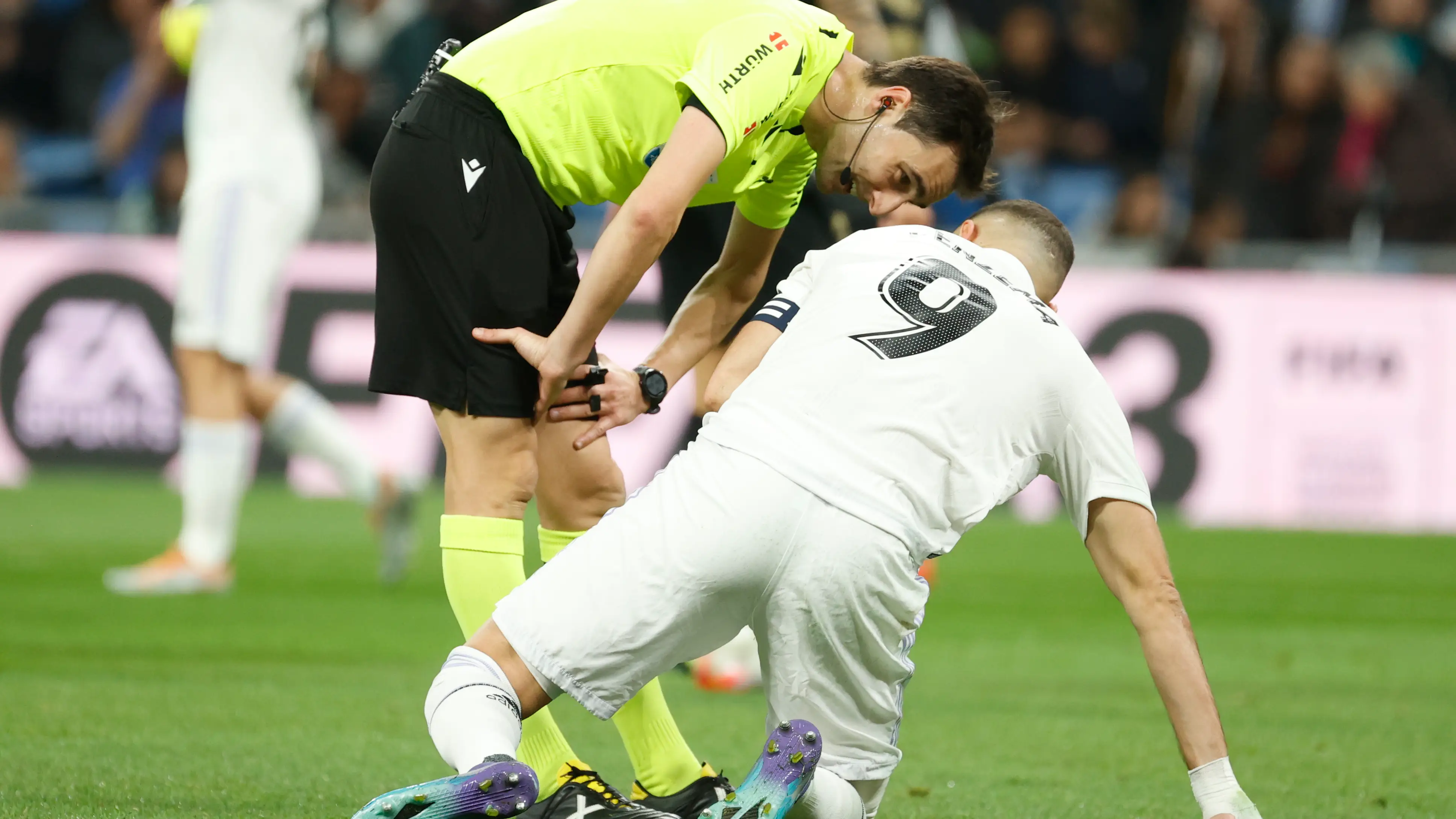 De Burgos Bengoetxea conversa con Karim Benzema en un partido De Burgos Bengoetxea conversa con Karim Benzema en un partido