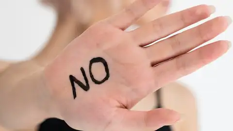 Una mujer con un 'No' en la mano