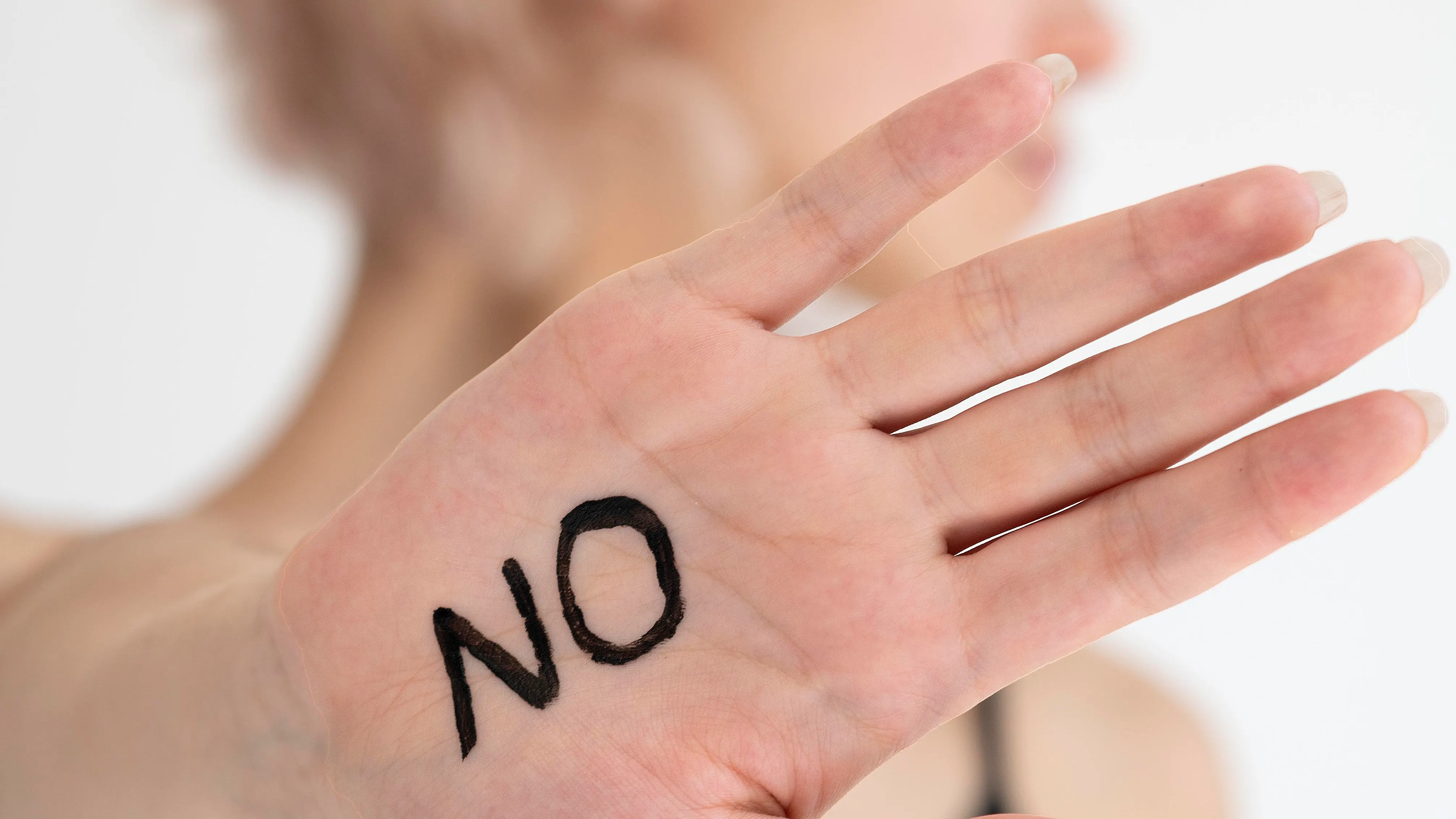 Una mujer con un 'No' en la mano Una mujer con un 'No' en la mano