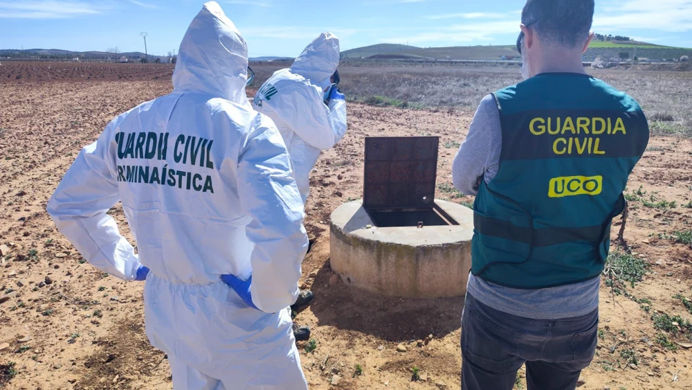 Agentes en la finca de Valdepeñas en la que este lunes apareció el cadáver Agentes en la finca de Valdepeñas en la que este lunes apareció el cadáver