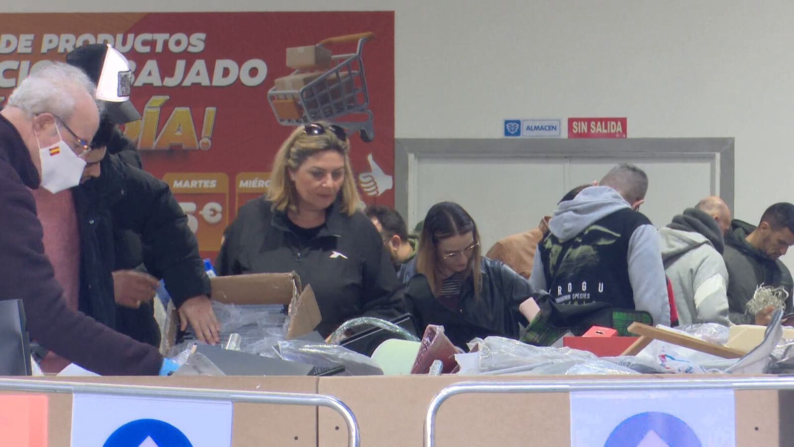 Locura y colas infinitas por el 'todo a un euro' de un 'outlet' de Leganés: 