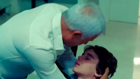 ¡Erim se desmaya y le llevan al hospital! ¿Qué le pasará? ¡Erim se desmaya y le llevan al hospital! ¿Qué le pasará?