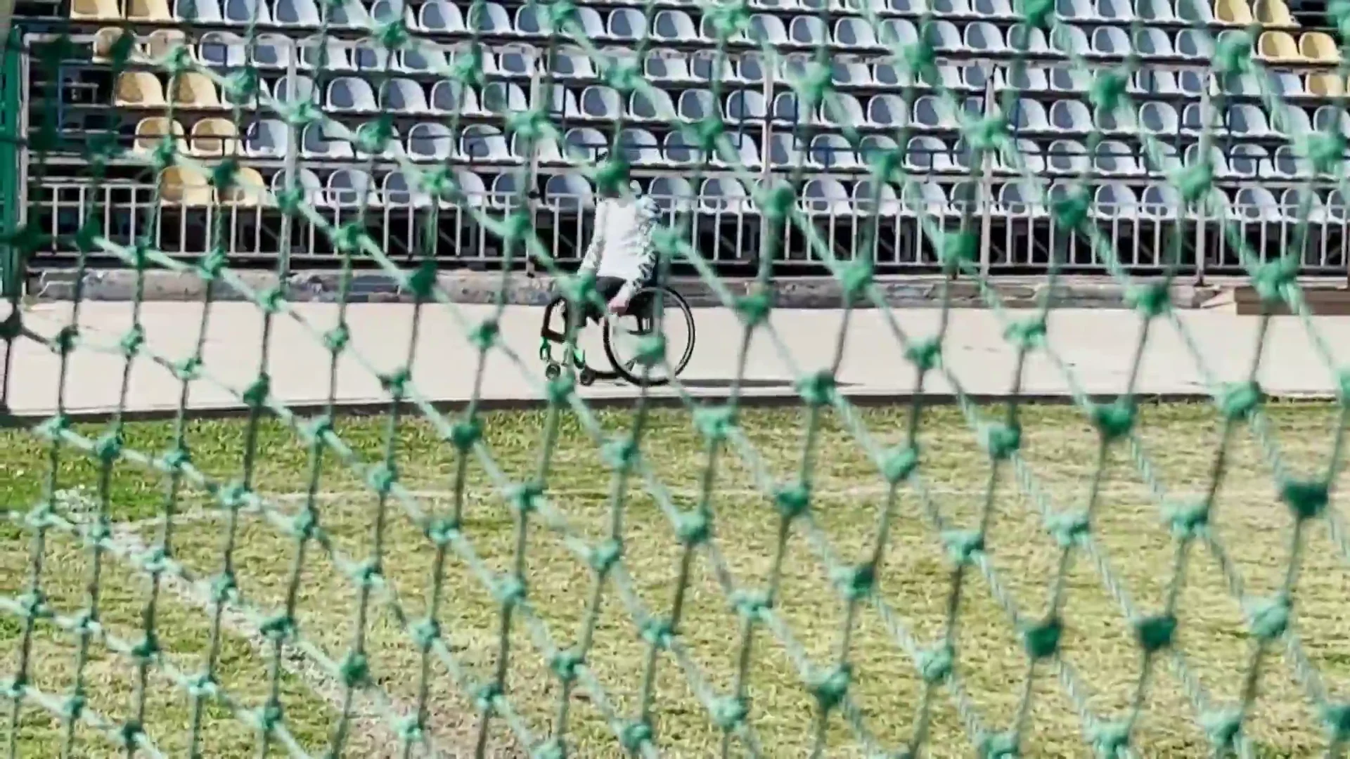 Ahmed Naser, en su antiguo campo de fútbol Ahmed Naser, en su antiguo campo de fútbol