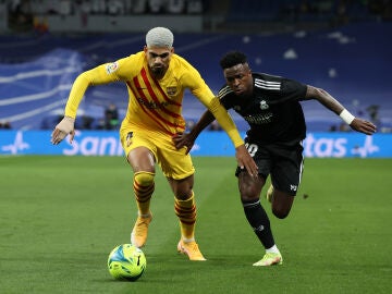 Araújo y Vinicius en un duelo en un Real Madrid - Barcelona