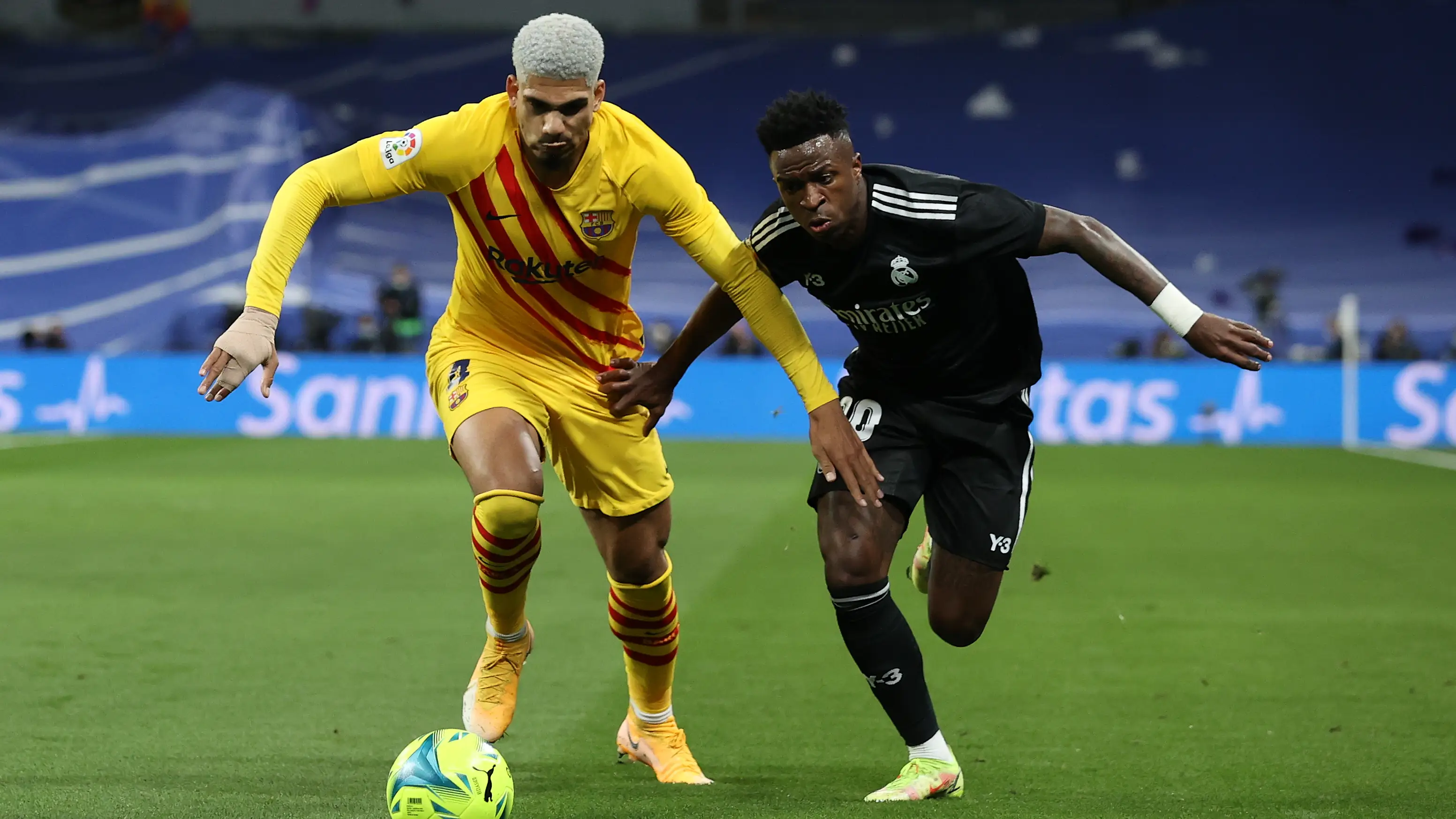 Araújo y Vinicius en un duelo en un Real Madrid - Barcelona Araújo y Vinicius en un duelo en un Real Madrid - Barcelona