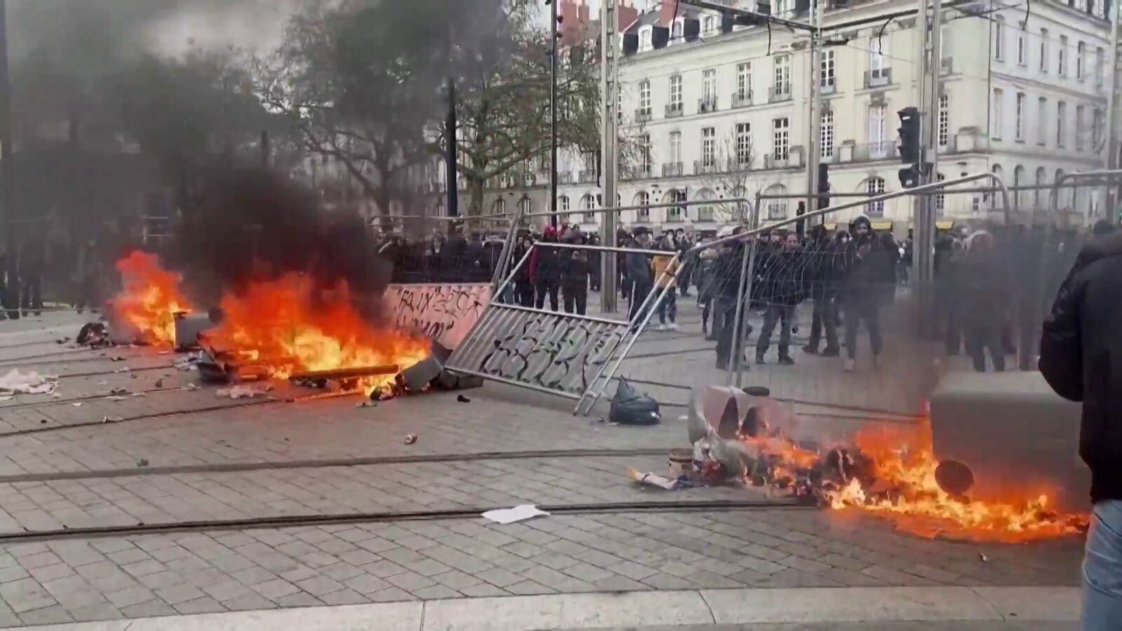 Disturbios y quema de contenedores en París y Burdeos durante las protestas por la reforma de las pensiones