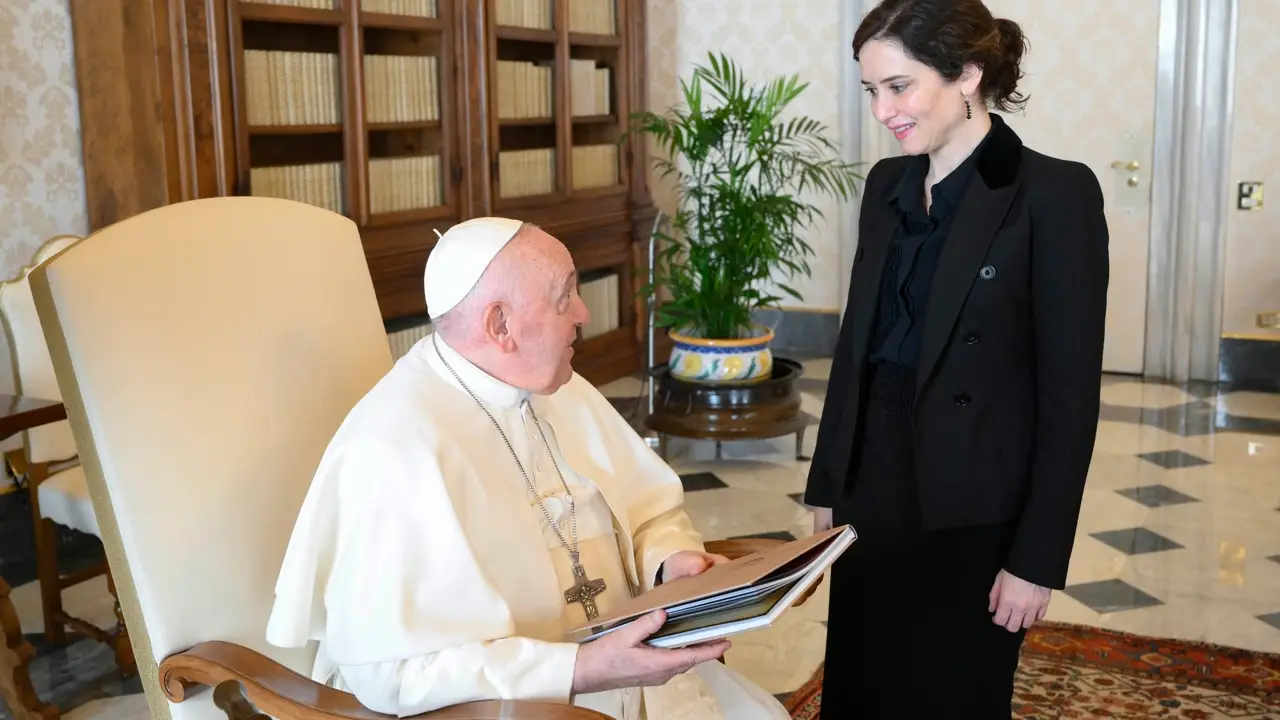 Isabel D&iacute;az Ayuso junto al Papa Francisco