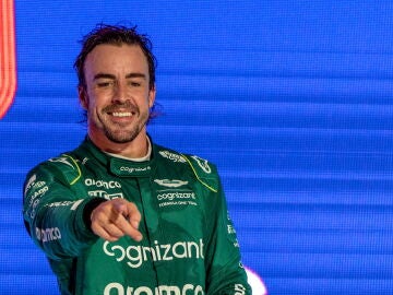 Fernando Alonso celebra el podio en el GP de Arabia Saudí