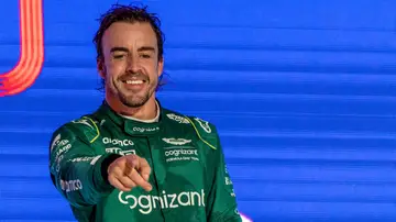 Fernando Alonso celebra el podio en el GP de Arabia Saudí