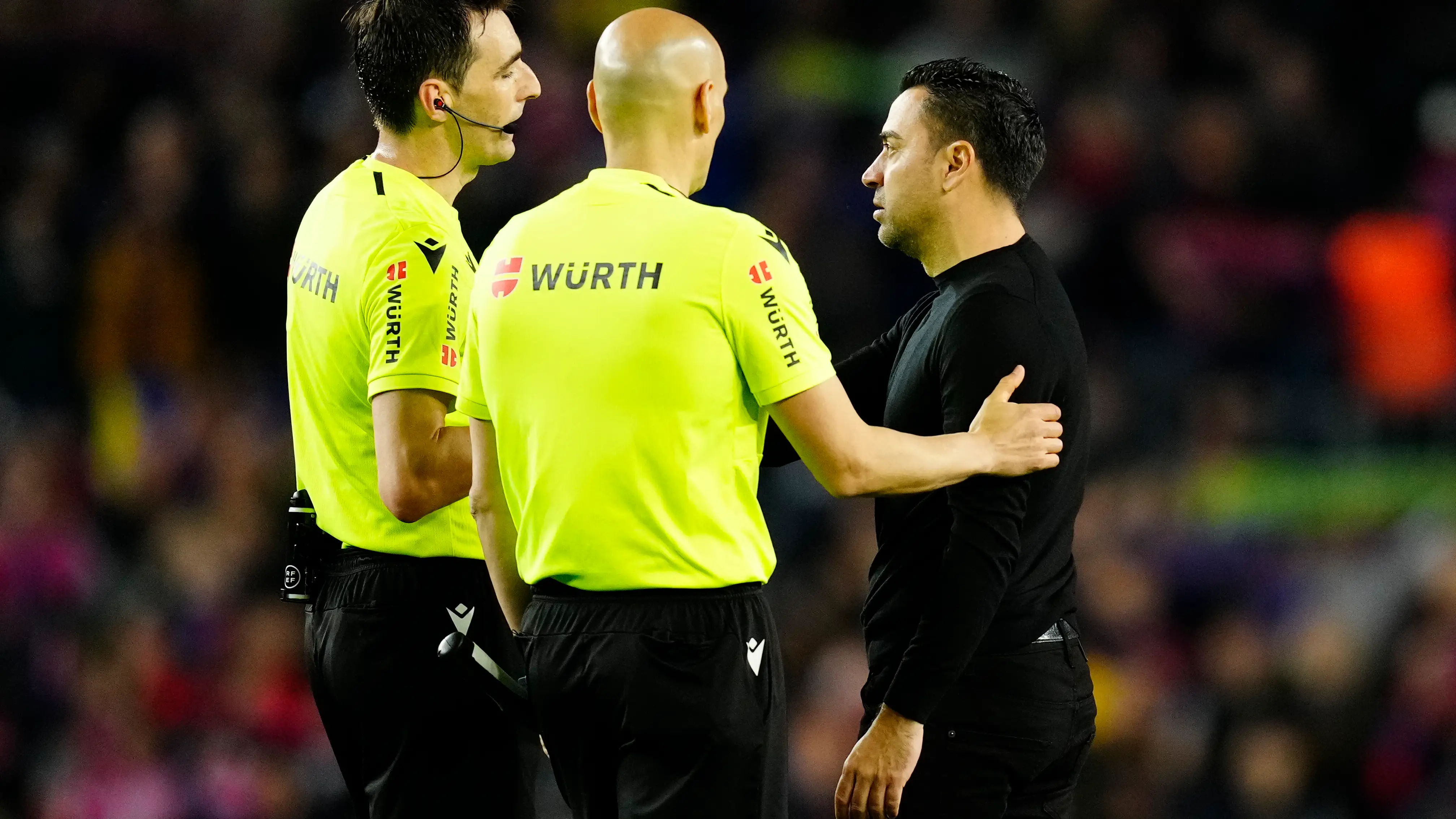Xavi conversa con De Burgos Bengoetxea tras el Clásico Xavi conversa con De Burgos Bengoetxea tras el Clásico