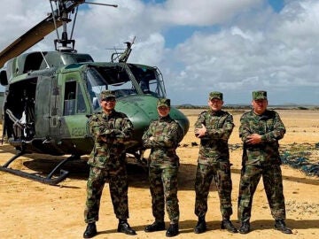 Imagen cedida por la oficina de comunicaciones del Ejército de Colombia a EFE de la tripulación y el helicóptero que se desplomó