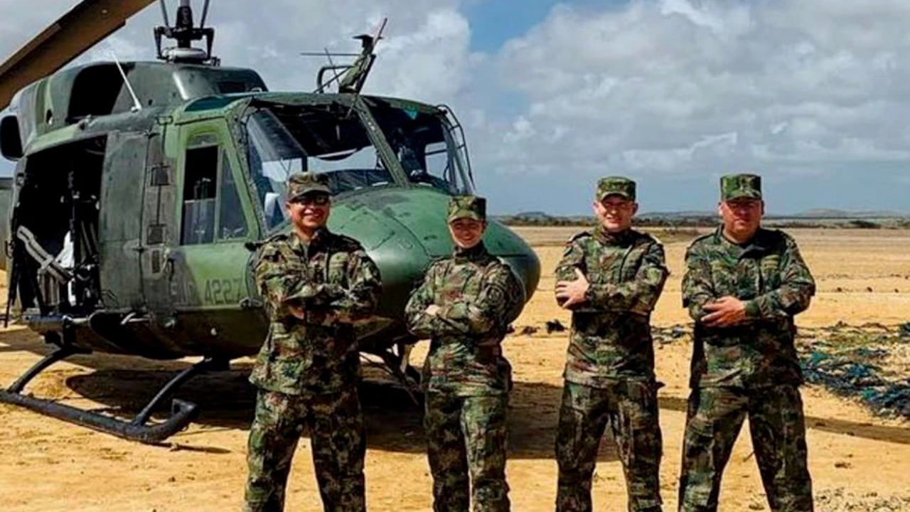 Imagen cedida por la oficina de comunicaciones del Ejército de Colombia a EFE de la tripulación y el helicóptero que se desplomó Imagen cedida por la oficina de comunicaciones del Ejército de Colombia a EFE de la tripulación y el helicóptero que se desplomó
