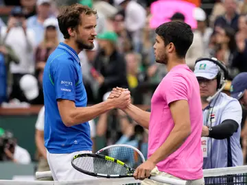 Carlos Alcaraz saluda a Daniil Medvedev tras conquistar el torneo de Indian Wells Carlos Alcaraz saluda a Daniil Medvedev tras conquistar el torneo de Indian Wells