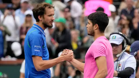 Carlos Alcaraz saluda a Daniil Medvedev tras conquistar el torneo de Indian Wells Carlos Alcaraz saluda a Daniil Medvedev tras conquistar el torneo de Indian Wells