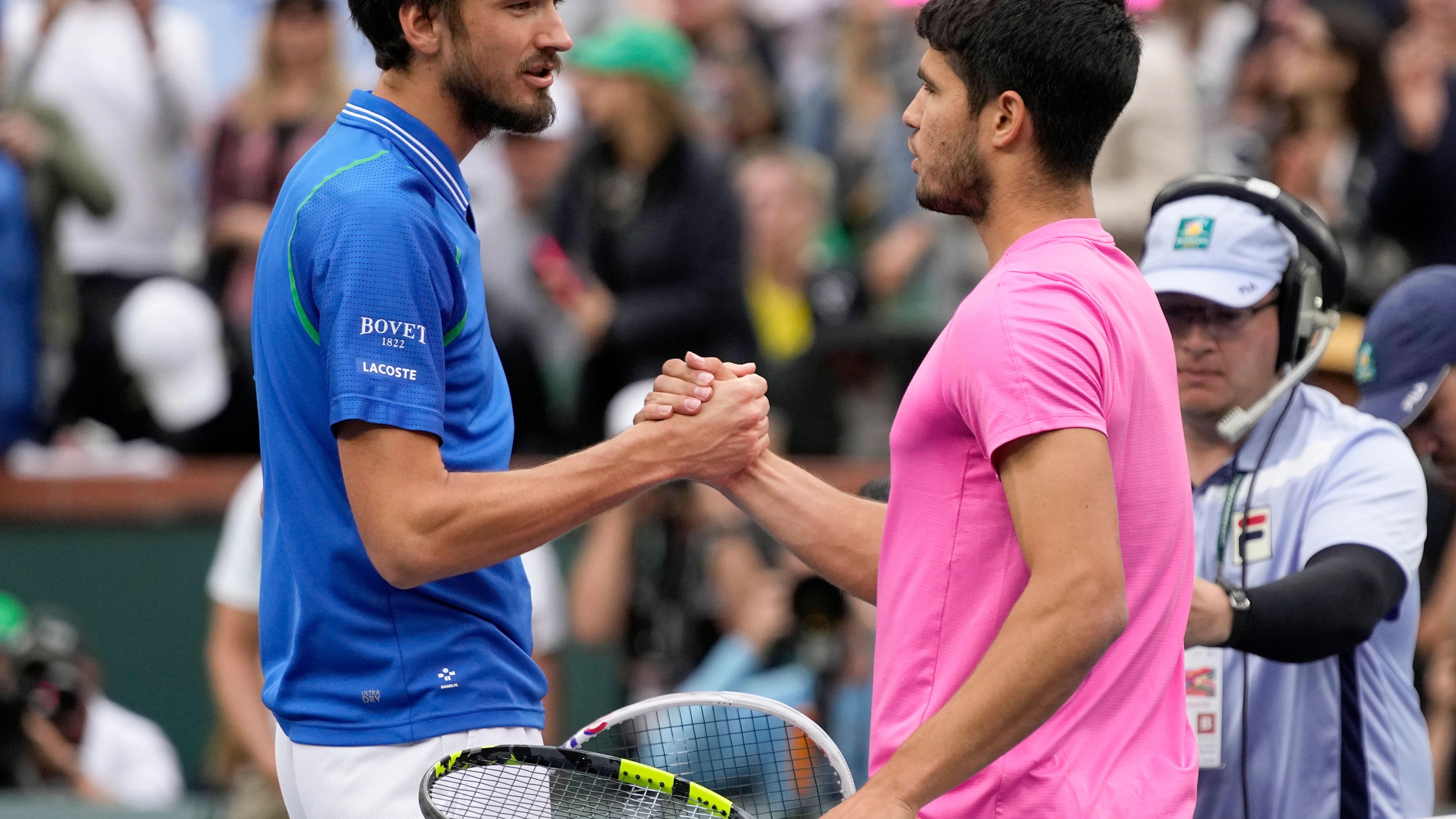 Carlos Alcaraz saluda a Daniil Medvedev tras conquistar el torneo de Indian Wells Carlos Alcaraz saluda a Daniil Medvedev tras conquistar el torneo de Indian Wells