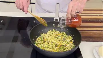 Agrega el curry y la salsa de tomate, mezcla bien y cocina todo durante 3-4 minutos