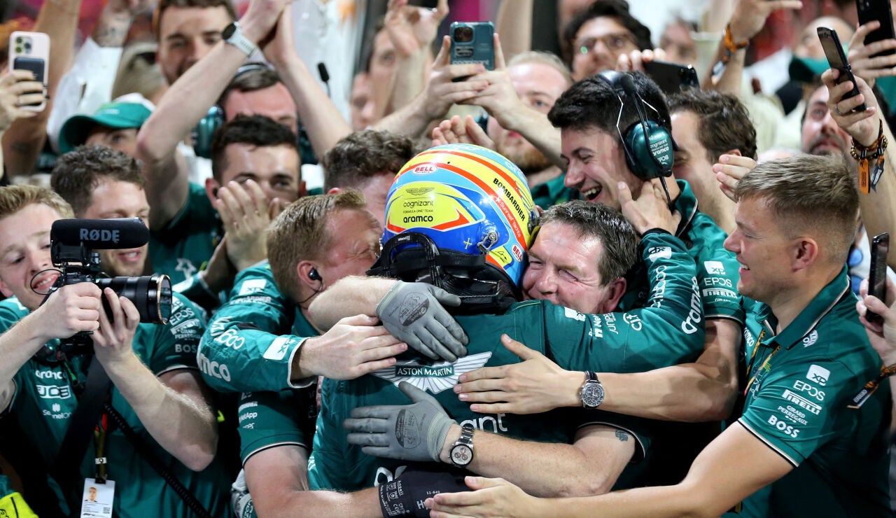 Fernando Alonso se abraza con los integrantes de Aston Martin tras el GP de Arabia Saudí