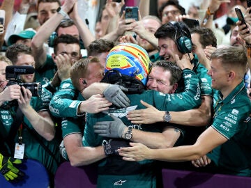 Fernando Alonso se abraza con los integrantes de Aston Martin tras el GP de Arabia Saudí