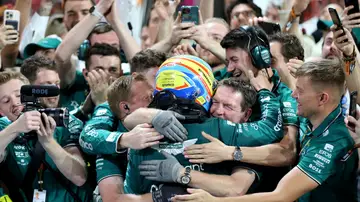 Fernando Alonso se abraza con los integrantes de Aston Martin tras el GP de Arabia Saudí Fernando Alonso se abraza con los integrantes de Aston Martin tras el GP de Arabia Saudí