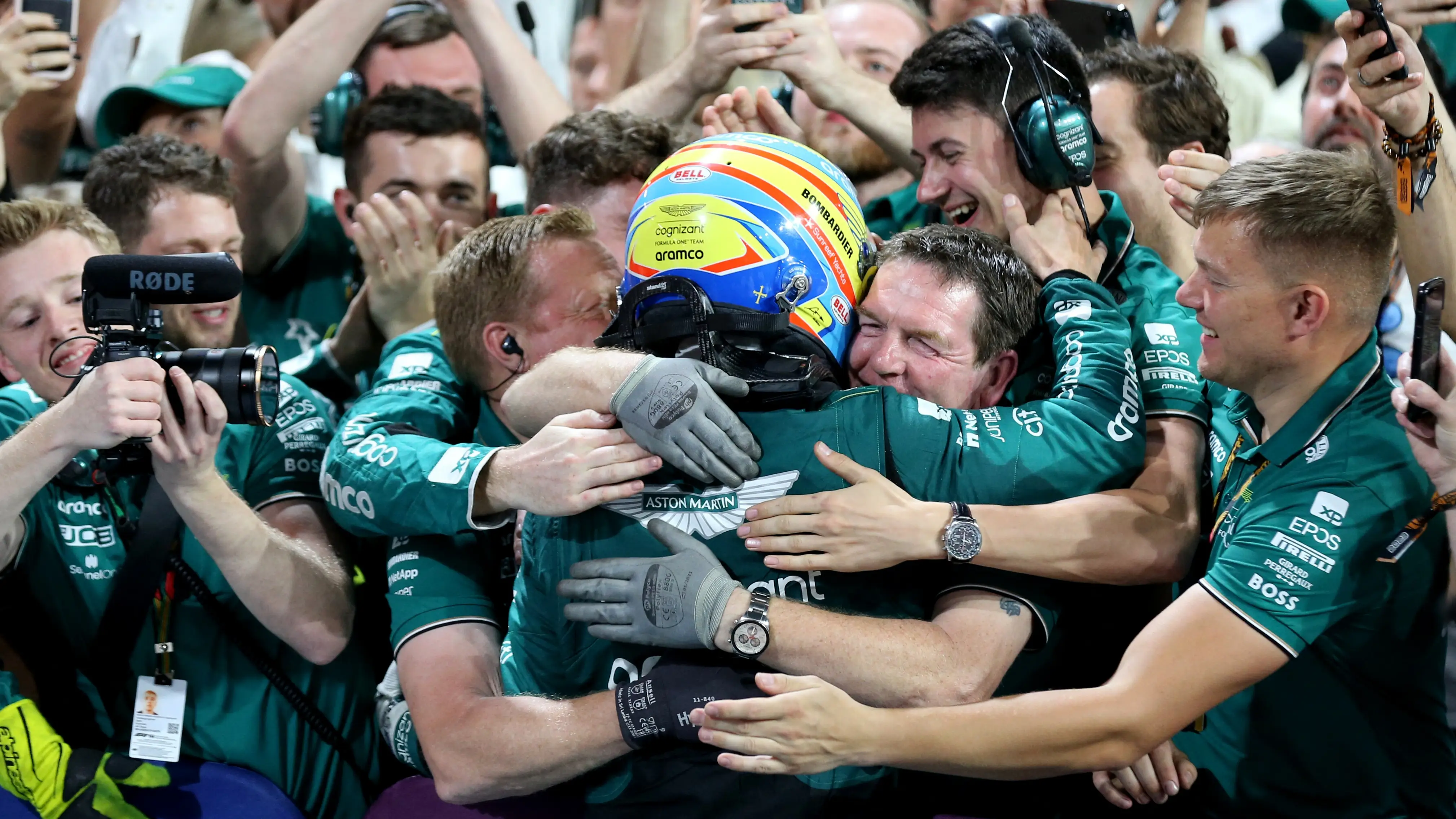 Fernando Alonso se abraza con los integrantes de Aston Martin tras el GP de Arabia Saudí Fernando Alonso se abraza con los integrantes de Aston Martin tras el GP de Arabia Saudí