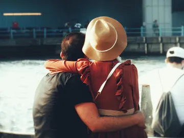 Una pareja abrazada Una pareja abrazada