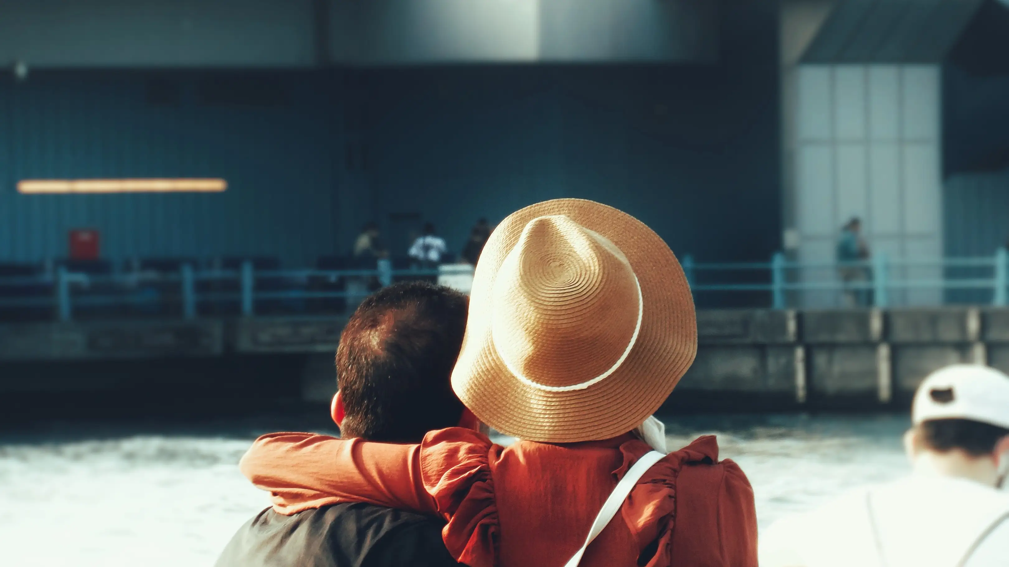 Una pareja abrazada