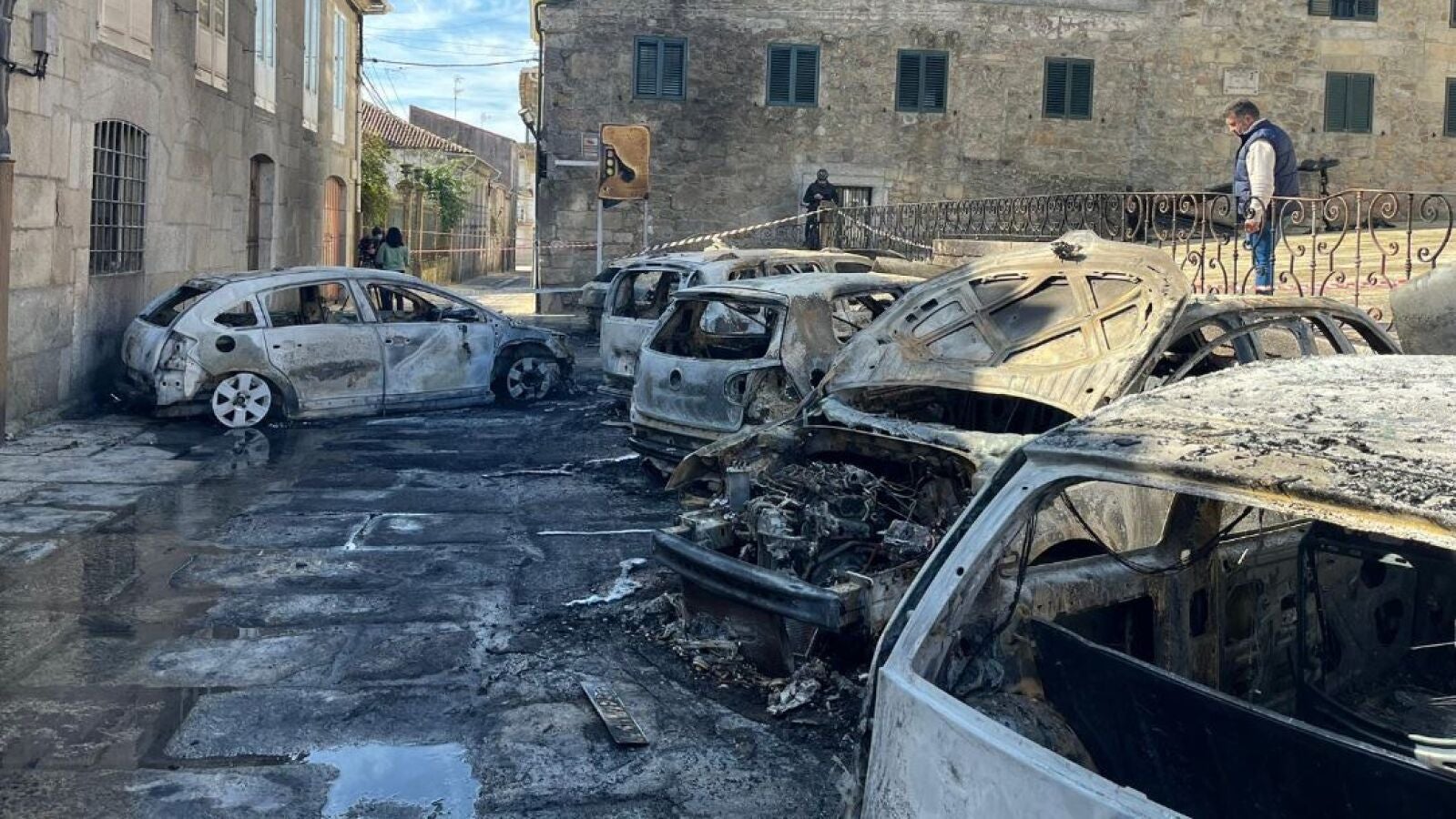 Detienen a una mujer por quemar más de 20 coches en Tui, Pontevedra