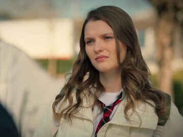 En el pr&oacute;ximo cap&iacute;tulo de 'Hermanos': Oğulcan intenta animar a Harika... &iexcl;Est&aacute; destrozada tras la confesi&oacute;n de su madre!