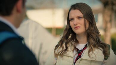 En el próximo capítulo de 'Hermanos': Oğulcan intenta animar a Harika... ¡Está destrozada tras la confesión de su madre!