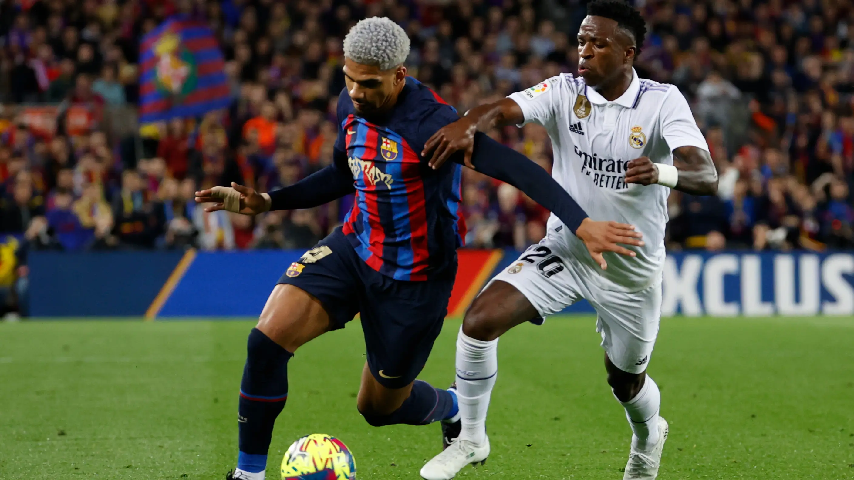 Ronald Araujo, en acción ante Vinicius en el clásico Ronald Araujo, en acción ante Vinicius en el clásico