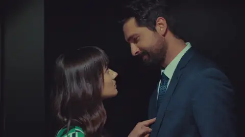 ¡La sincera conversación entre Zeynep y Alihan en el ascensor!: “Aunque quisieras, no podrías odiarme” ¡La sincera conversación entre Zeynep y Alihan en el ascensor!: “Aunque quisieras, no podrías odiarme”