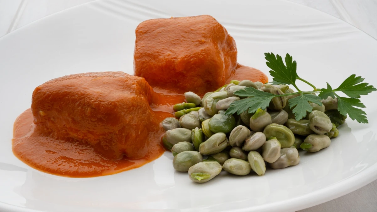 Receta de merluza con tomate y habitas, de Karlos Argui&ntilde;ano