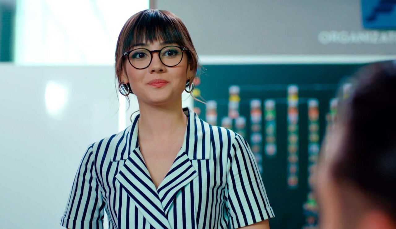 Cem quiere que Zeynep sea su ayudante… ¡Y ella acepta para desafiar a Alihan!