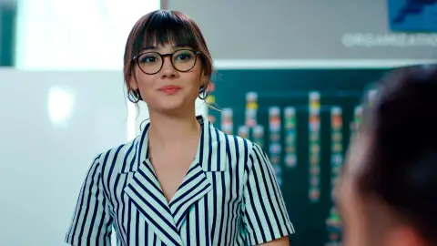 Cem quiere que Zeynep sea su ayudante… ¡Y ella acepta para desafiar a Alihan! Cem quiere que Zeynep sea su ayudante… ¡Y ella acepta para desafiar a Alihan!