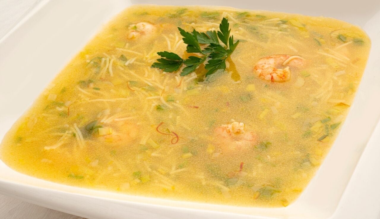 Karlos Arguiñano: sopa rápida de fideos y gambas