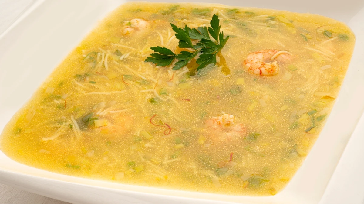 Karlos Argui&ntilde;ano: sopa r&aacute;pida de fideos y gambas